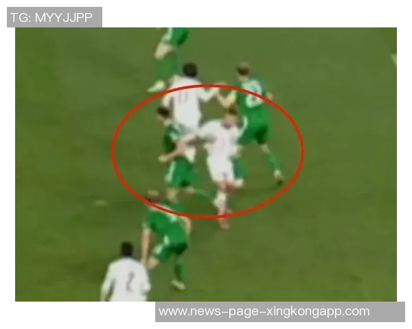 C罗与爱尔兰恩怨再起四年前挥手打人今肘击染红被罚下 C罗与爱尔兰恩怨再起四年前挥手打人今肘击染红被罚下